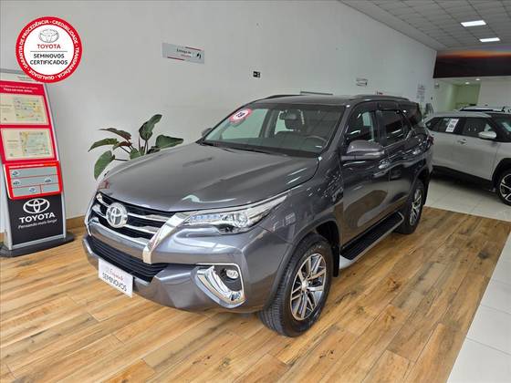 TOYOTA HILUX SW4 2.8 SRX 4X4 7 LUGARES 16V TURBO INTERCOOLER DIESEL 4P AUTOMÁTICO